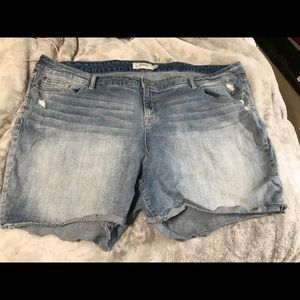 Torrid denim shorts size 28